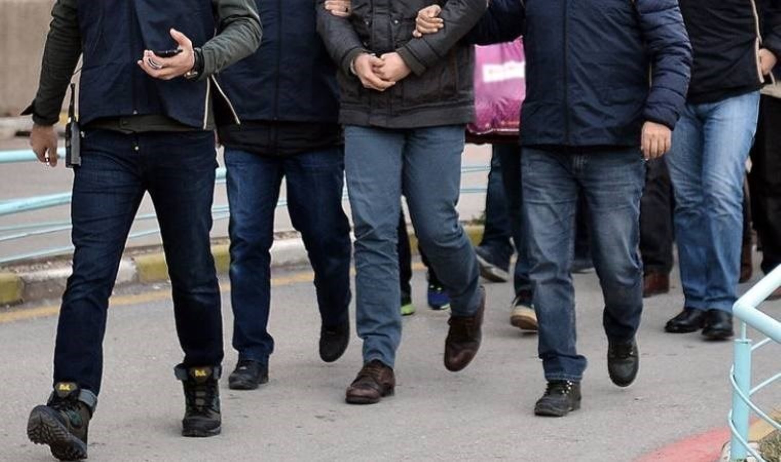 Kargo şirketine uyuşturucuyu teslim ederken yakalandılar!