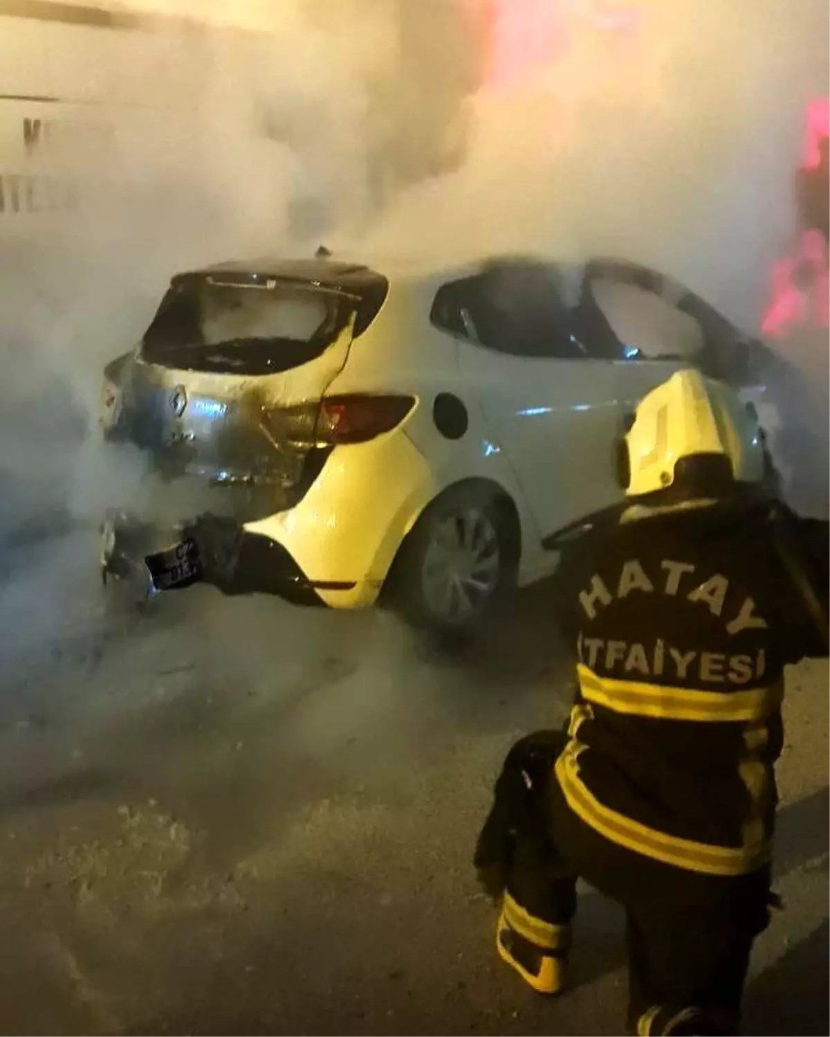 Hatay’da Park Halindeki Otomobil Yangında Zarar Gördü